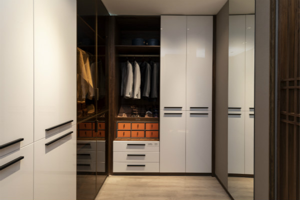 2021开app衣柜店要了解什么？app衣柜加盟需注意这几点